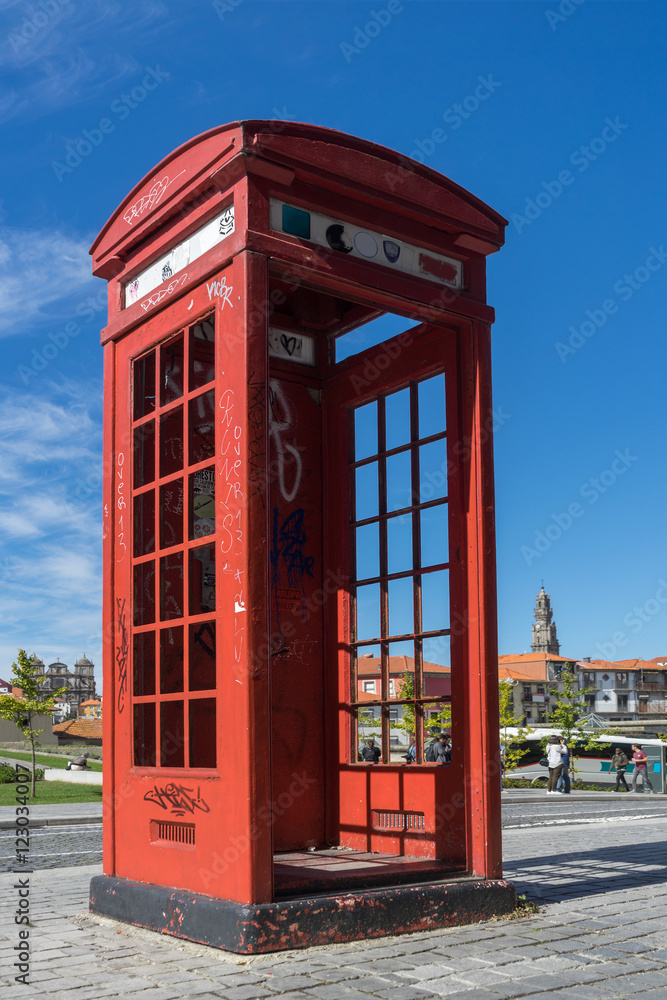 Alte, rote Telefonzelle in der Stadt Port am Fluss Douro mit blauem Himmel als Hintergrund Alte, rote Telefonzelle in der Stadt Port am Fluss Douro mit blauem Himmel als Hintergrund