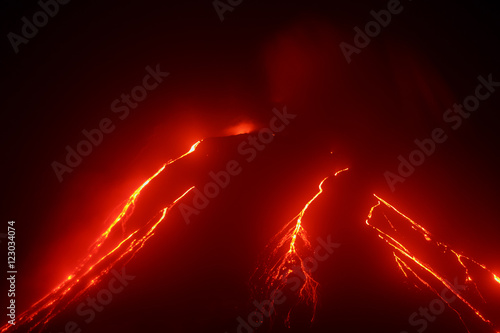 Fényképezés Volcanic landscape of Kamchatka: night view of eruption Klyuchevskaya Sopka, current lava flows on the slope of the volcano