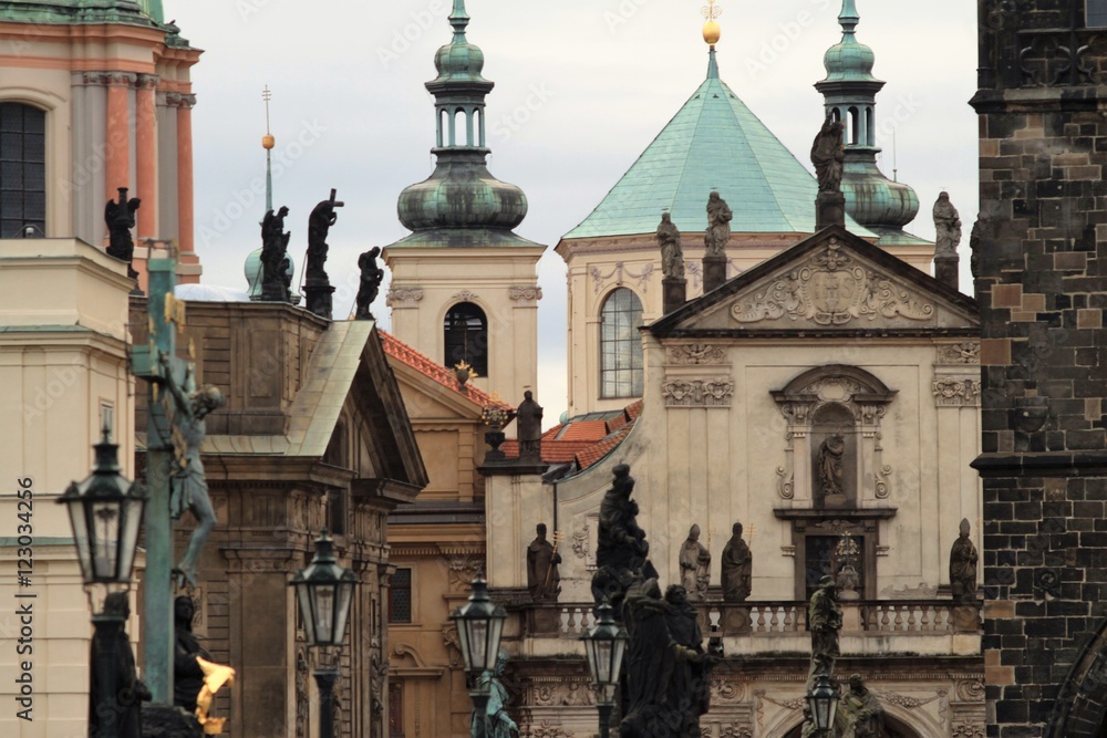Naklejka premium Zauberhaftes Prag / Blick von der Prager Karlsbrücke zum Kreuzherrenplatz mit St. Salvatorkirche
