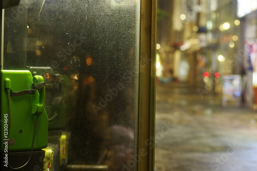 Fotografie 雨の日の電話ボックス 夜