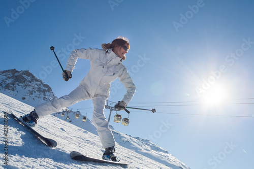 femme souriant débutante sur des pistes de ski photo