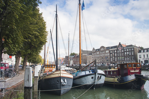Obraz na płótnie Boats on a canal in Dordrecht, Netherlands. w salonie