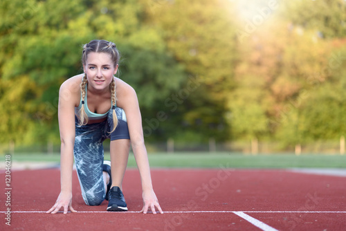 Sportlerin trainiert auf der Laufbahn 