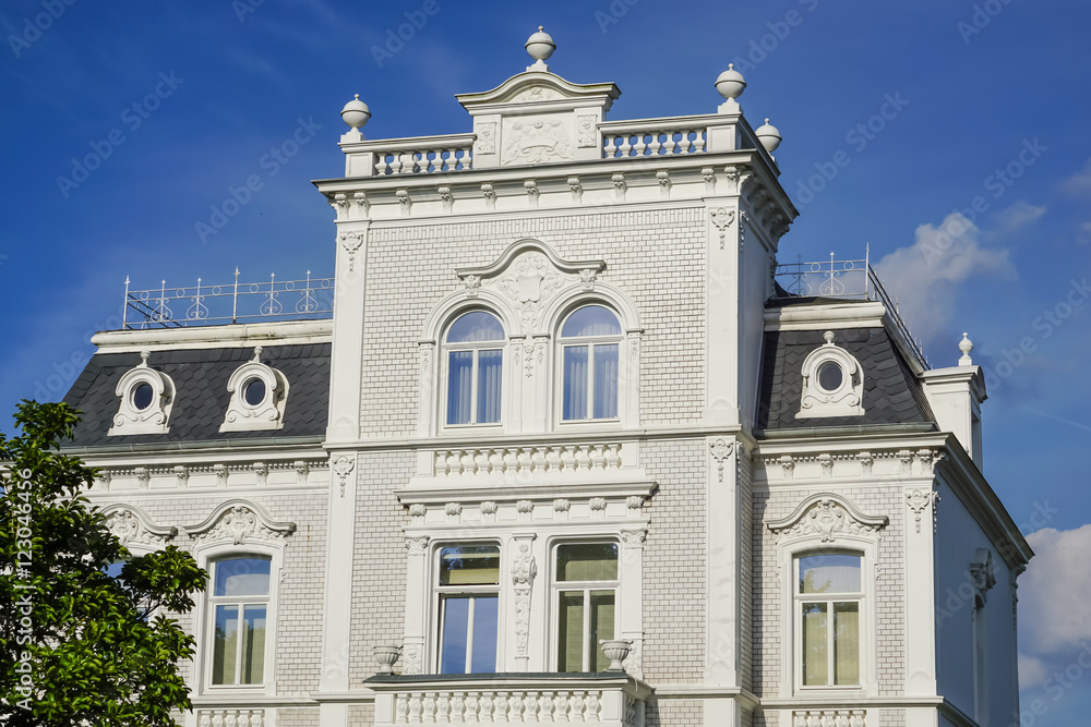 Die Villa Ebel an einem sonnigen Tag mit blauem Himmel und einigen Wolken in Cuxhaven an der deutschen Nordseeküste 