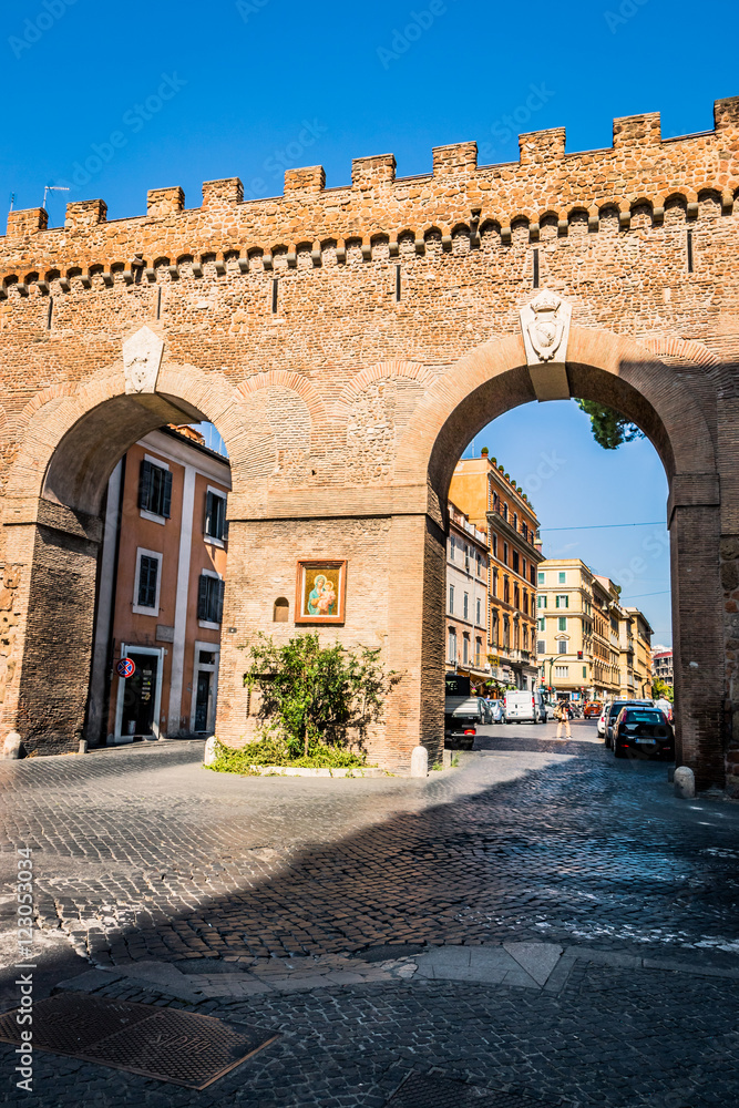 La porte Castello à Rome