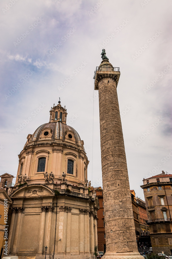 La colonne Trajane près des marchés de Trajan à Rome