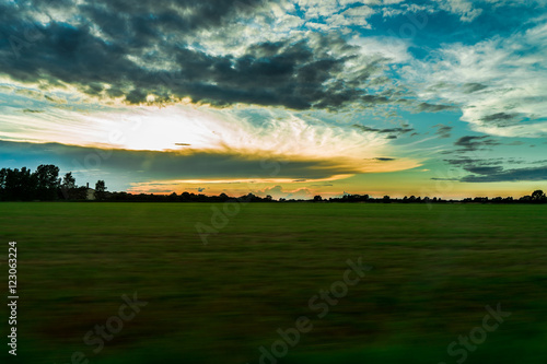 Landschaft / Sonnenuntergang über einem Feld