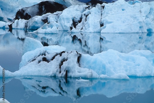 Eisberge auf dem Jökulsárlòn, Spiegelung, Island 