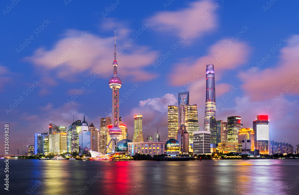 Obraz premium Twilight shot with the Shanghai skyline along the Huangpu river,