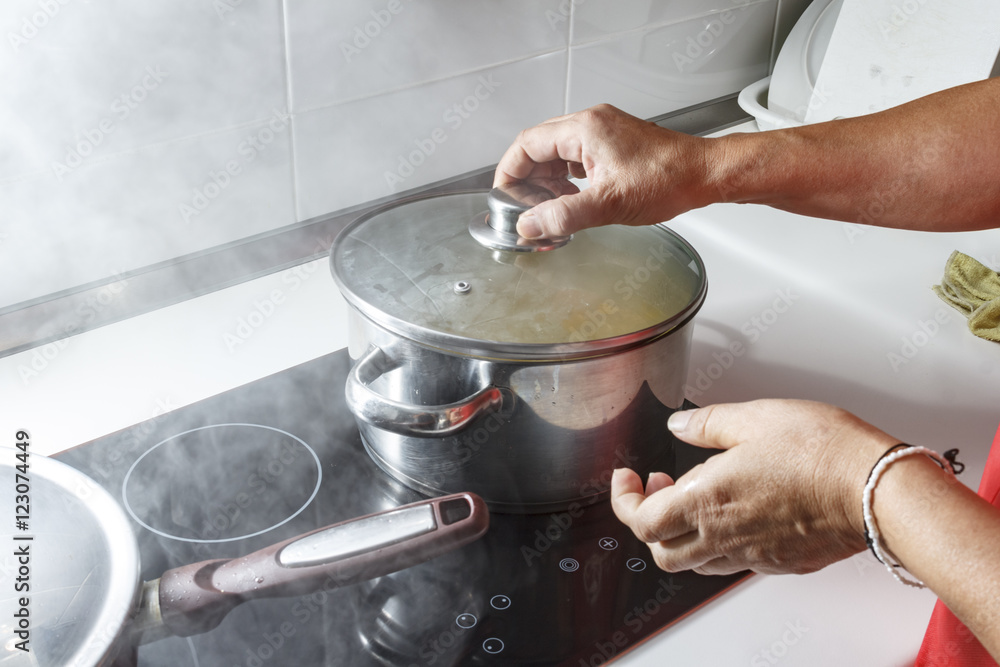 Mamá preparando puré de verdura en casa. Mamá preparando puré de verdura en casa.