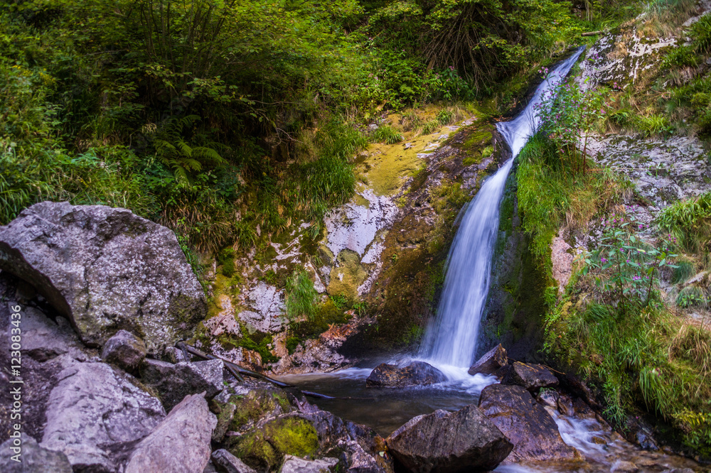 Schöner Wasserfall im Sommer Oberschwarzwald 