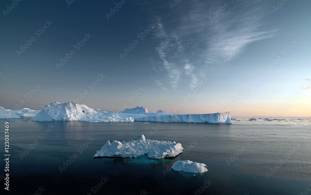 Obraz premium Beautiful icebergs are on the arctic ocean in Greenland