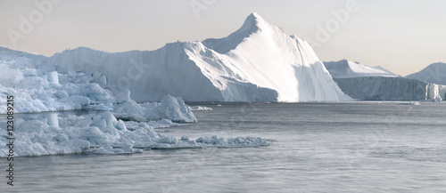 Photo Huge icebergs are on the arctic ocean in Greenland