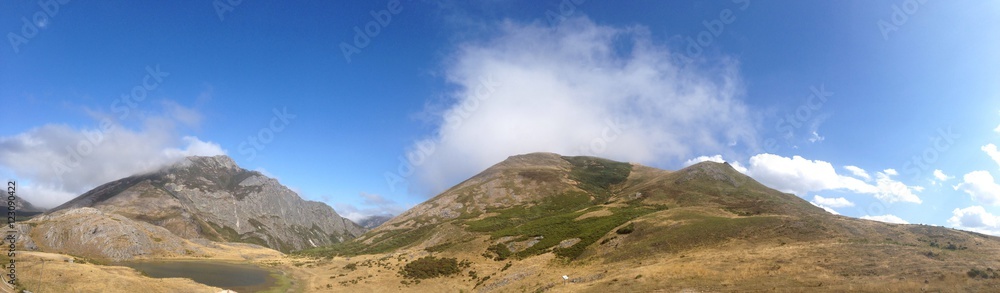 Fototapeta premium Mountain landscape in north of Spain 