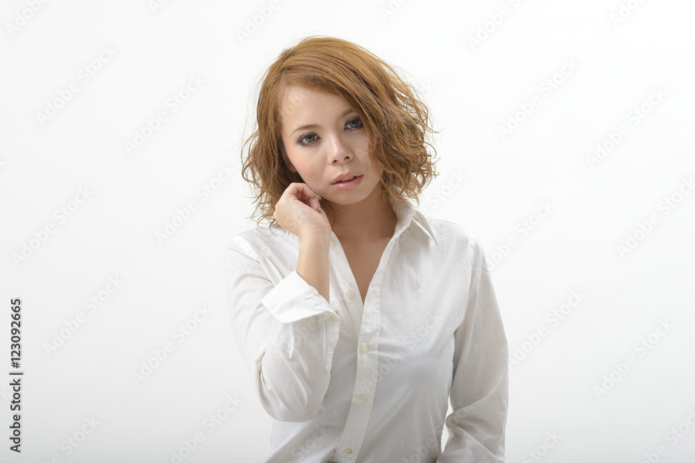 白いシャツを着た若い女性 白いシャツを着た若い女性