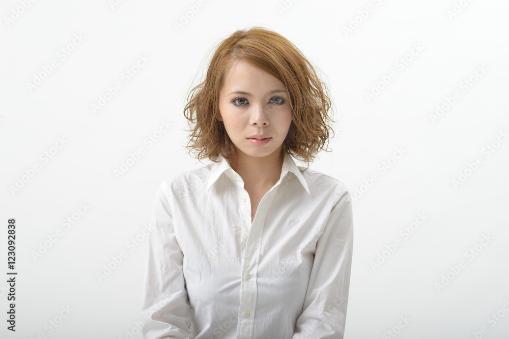 白いシャツを着た若い女性 白いシャツを着た若い女性