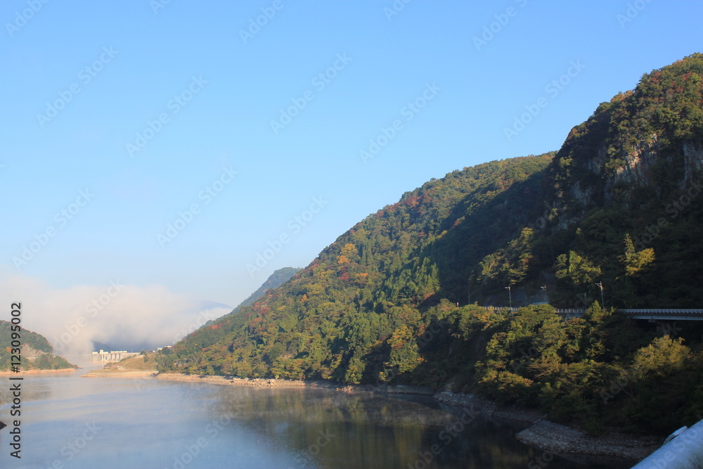 Obraz premium Dam and mountain