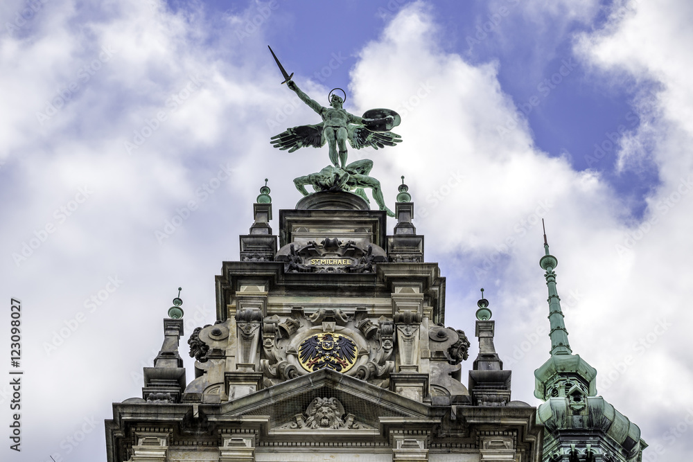 Hamburger Rathaus vor einem bewölkten Himmel