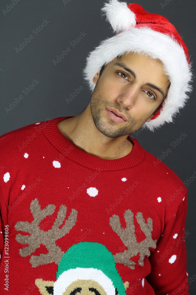 Bel homme portant un pull de Noël kitsch Stock Photo | Adobe Stock