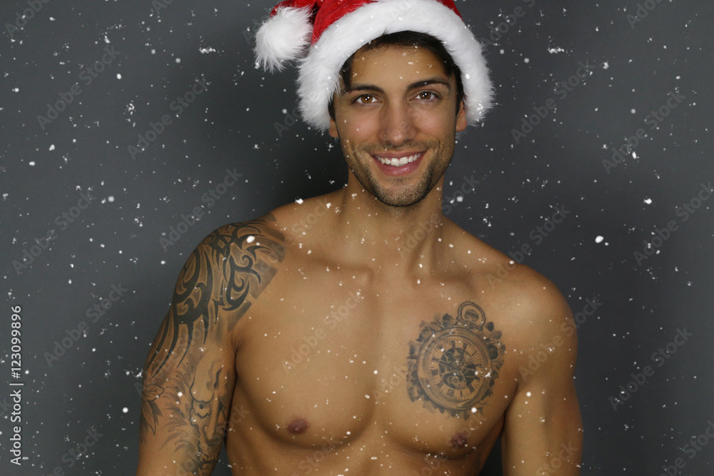 Jeune homme sexy portant un bonnet de Noël Stock Photo | Adobe Stock