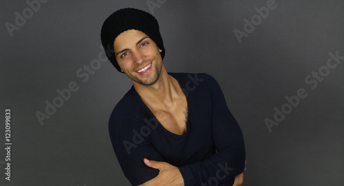 Fotografie Beau jeune homme portant un bonnet noir