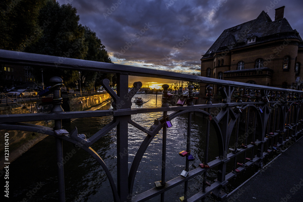 Sonnenuntergang am Hamburger Hafen von der Niederbaumbrücke aus gesehen Sonnenuntergang am Hamburger Hafen von der Niederbaumbrücke aus gesehen