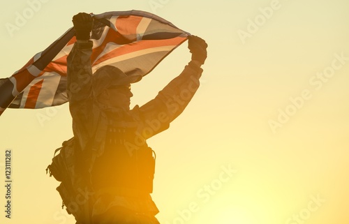 Canvastavla British Soldier with UK Flag