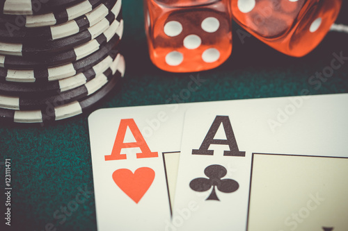 Zwei Asse mit Chips und Würfel Poker