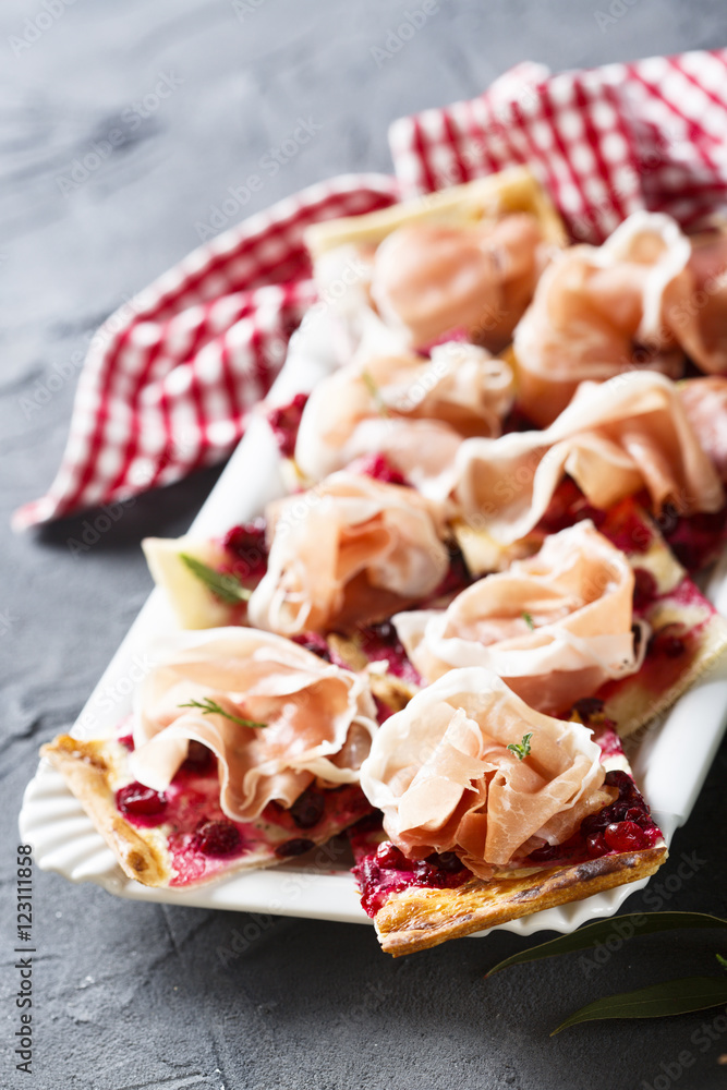 Tart with cream cheese, ham and cranberry Tart with cream cheese, ham and cranberry
