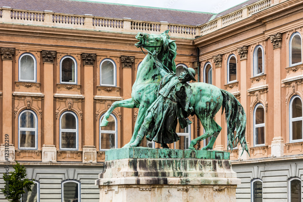 Statuen in Burgpalast in Budapest