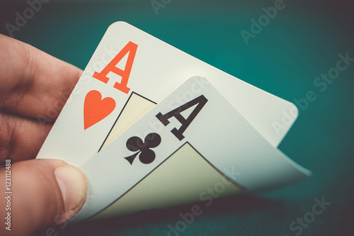 Zwei Asse Poker Hand