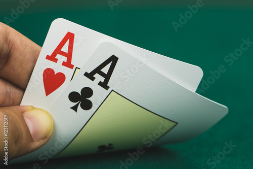 Zwei Asse Poker Hand