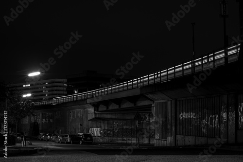 Vorbeifahrende Hamburger Straßenbahn bei Nacht