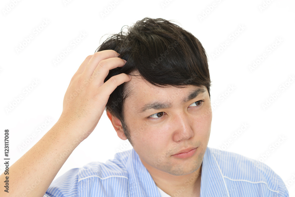 ヘアセットをしている男性