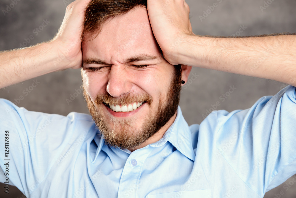 Obraz premium young bearded man is reflecting