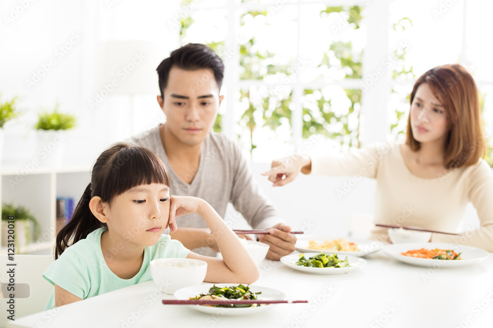 child refuses to eat while family dinner child refuses to eat while family dinner