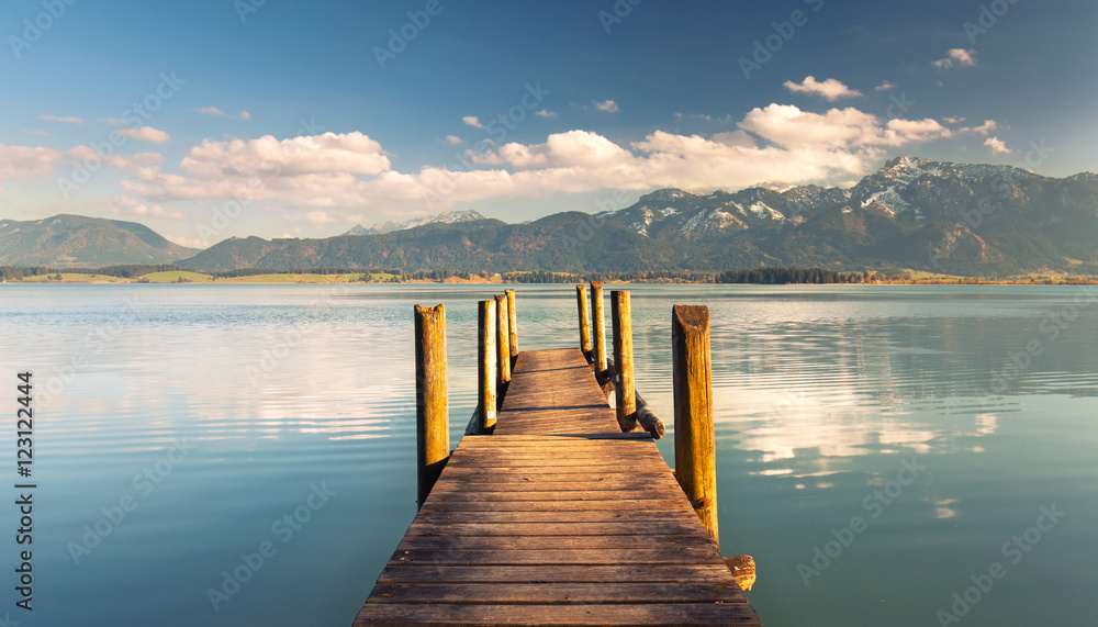 Fototapeta premium See im goldenen Licht, alter Holzsteg am See