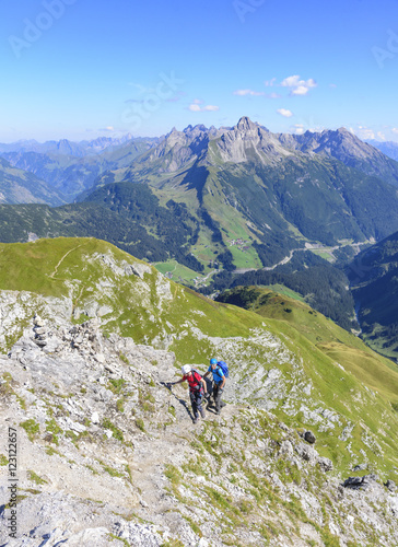 Klettersteig-Alpinisten im Hochgebirge