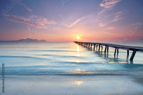 Sonnenaufgang über dem alten Holzsteg am Strand © Jenny Sturm
