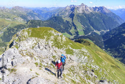 Vater und Sohn im Hochgebirge unterwegs