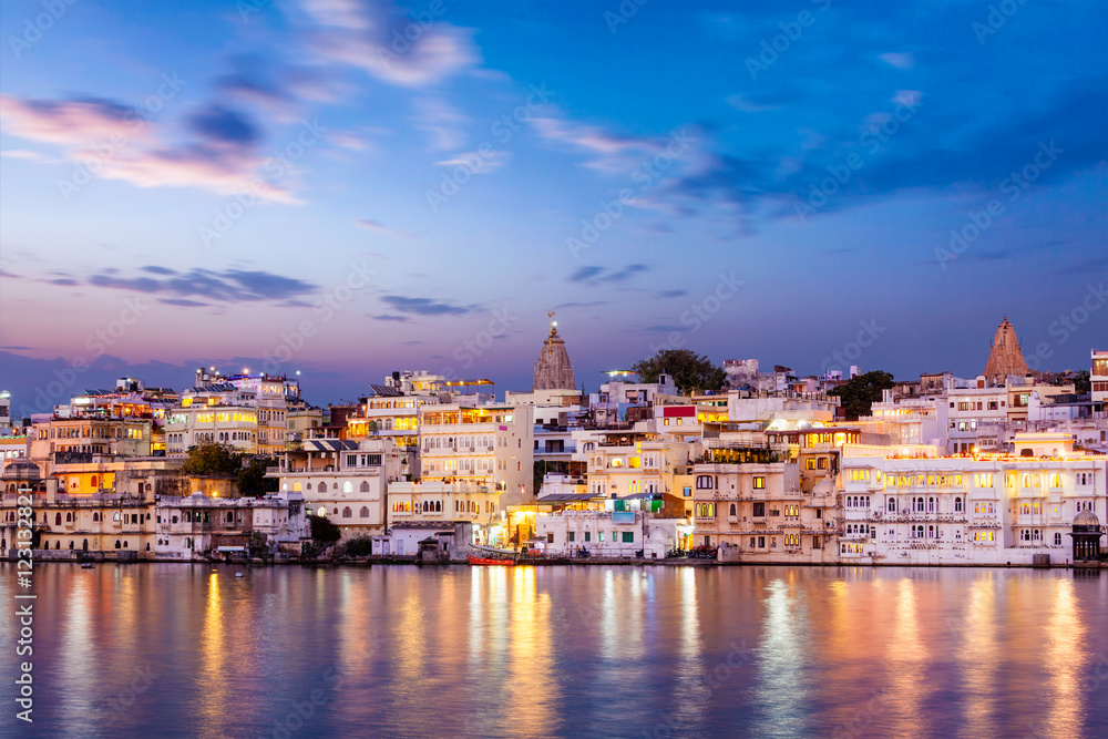 Obraz premium Evening view of illuminated houses on lake Pichola in Udaipur