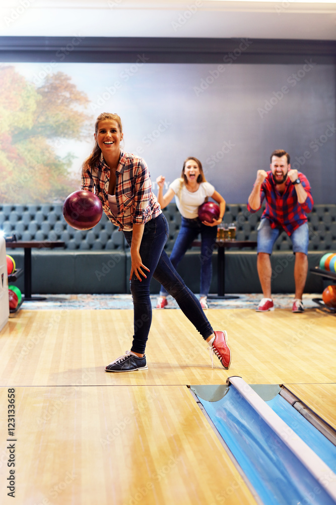 Obraz premium Friends playing bowling