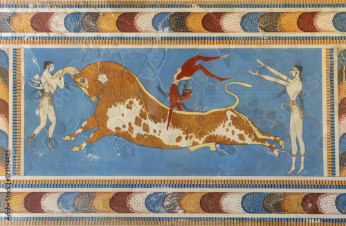 Photo Famous a bull-leaping scene, two white-skined women and a brown-skined man from the Knossos Palace, 1600-1450 BC