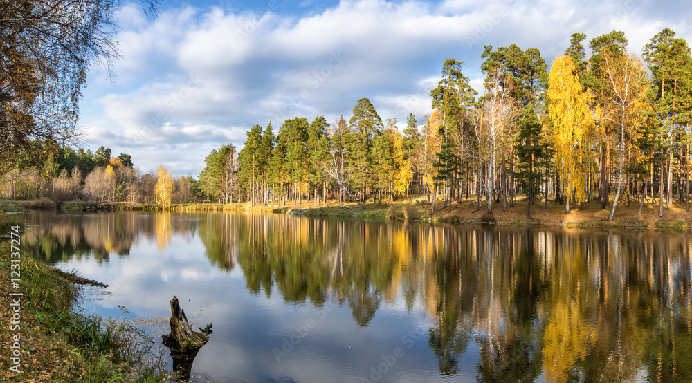 панорама осеннего пейзажа в лесу с озером, Россия, Урал