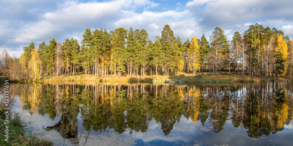панорама осеннего пейзажа в лесу с озером, Россия, Урал