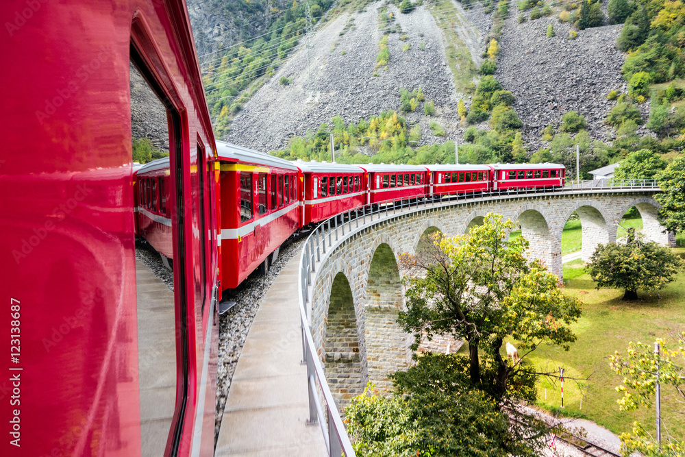 Naklejka premium Okrągły wiadukt w Brusio, Rhaetian Railway, Grisons, Szwajcaria