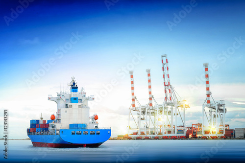 Logistics and transportation of working crane bridge in shipyard