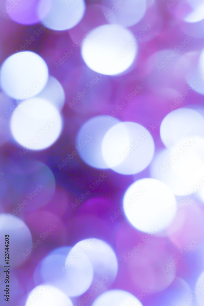 Obraz premium fioletowo-białe Boże Narodzenie światła bokeh.