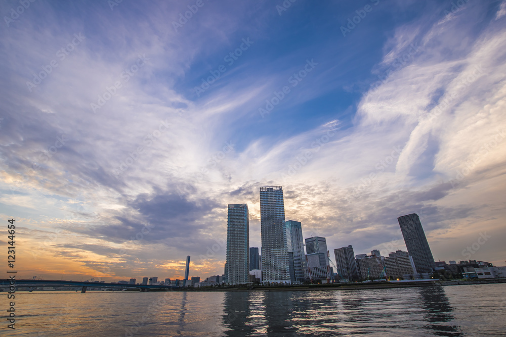 Fototapeta premium 夕焼けと高層マンション