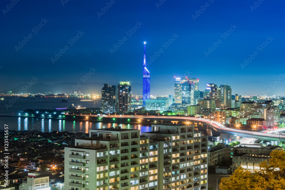 Fototapeta premium Piękna panorama z lotu ptaka Pejzaż miejski Hakata w Nigth w Fukuoka, Japonia.